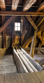 Schloss und Schlossgarten Schwetzingen - Schloss - Mittelbau - Von innen - Dachstuhl, Nordseite, westlich - Von Süden - Blick nach Norden auf die ehemalige steinerne Dachrinne; vor der Westerweiterung des Mittelbaus um 1711 war diese Dachkandel an der Westfassade des Mittelbaus angebracht; heute liegt diese Dachrinne mitten im westlichen Teil des Dachstuhls; die beiden Rohre in der Rinne dienen heute als Regenablaufrohre (Mittelbau: Länge Westseite ca. 45 Meter, Breite Süd-/Nordseite ca. 38 Meter; Wiederaufbau / Erweiterung: 1698-1717; Architekten: Johann Adam Breunig, Simon Sarto) (aufgenommen im Dezember 2023, am frühen Nachmittag) Schloss und Schlossgarten Schwetzingen - Schloss - Mittelbau - Von innen - Dachstuhl, Nordseite, westlich - Von Süden - Blick nach Norden auf die ehemalige steinerne Dachrinne; vor der Westerweiterung des Mittelbaus um 1711 war diese Dachkandel an der Westfassade des Mittelbaus angebracht; heute liegt diese Dachrinne mitten im westlichen Teil des Dachstuhls; die beiden Rohre in der Rinne dienen heute als Regenablaufrohre (Mittelbau: Länge Westseite ca. 45 Meter, Breite Süd-/Nordseite ca. 38 Meter; Wiederaufbau / Erweiterung: 1698-1717; Architekten: Johann Adam Breunig, Simon Sarto) (aufgenommen im Dezember 2023, am frühen Nachmittag)