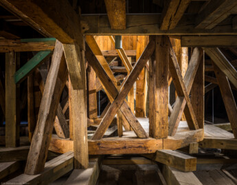 Schloss und Schlossgarten Schwetzingen - Schloss - Mittelbau - Von innen - Dachstuhl, Mitte - Von Osten - Blick nach Westen auf die Treppen zur Aussichtsplattform in der Mitte des Dachstuhls; über dieser Stelle befand sich die ehemalige Sternwarte des Schlosses, die u.a. von Christian Mayer (1719-1783) genutzt wurde (Mittelbau: Länge Westseite ca. 45 Meter, Breite Süd-/Nordseite ca. 38 Meter; Wiederaufbau / Erweiterung: 1698-1717; Architekten: Johann Adam Breunig, Simon Sarto) (aufgenommen im Dezember 2023, am frühen Nachmittag) Schloss und Schlossgarten Schwetzingen - Schloss - Mittelbau - Von innen - Dachstuhl, Mitte - Von Osten - Blick nach Westen auf die Treppen zur Aussichtsplattform in der Mitte des Dachstuhls; über dieser Stelle befand sich die ehemalige Sternwarte des Schlosses, die u.a. von Christian Mayer (1719-1783) genutzt wurde (Mittelbau: Länge Westseite ca. 45 Meter, Breite Süd-/Nordseite ca. 38 Meter; Wiederaufbau / Erweiterung: 1698-1717; Architekten: Johann Adam Breunig, Simon Sarto) (aufgenommen im Dezember 2023, am frühen Nachmittag)