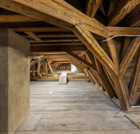 Schloss und Schlossgarten Schwetzingen - Schloss - Mittelbau - Von innen - Dachstuhl - Südseite - Von Süden - Blick von der Südseite in den Durchgang und auf die Nordseite des Dachstuhls; ganz links ein Kamin, nach rechts geht es zum Südturm, in der Mitte links der drei Balken und der Bretter über die Balken befindet sich der Aufgang zur Aussichtsplattform (Mittelbau: Länge Westseite ca. 45 Meter, Breite Süd-/Nordseite ca. 38 Meter; Wiederaufbau / Erweiterung: 1698-1717; Architekten: Johann Adam Breunig, Simon Sarto) (aufgenommen im Dezember 2023, uam frühen Nachmittag) Schloss und Schlossgarten Schwetzingen - Schloss - Mittelbau - Von innen - Dachstuhl - Südseite - Von Süden - Blick von der Südseite in den Durchgang und auf die Nordseite des Dachstuhls; ganz links ein Kamin, nach rechts geht es zum Südturm, in der Mitte links der drei Balken und der Bretter über die Balken befindet sich der Aufgang zur Aussichtsplattform (Mittelbau: Länge Westseite ca. 45 Meter, Breite Süd-/Nordseite ca. 38 Meter; Wiederaufbau / Erweiterung: 1698-1717; Architekten: Johann Adam Breunig, Simon Sarto) (aufgenommen im Dezember 2023, uam frühen Nachmittag)