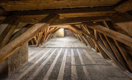 Schloss und Schlossgarten Schwetzingen - Schloss - Mittelbau - Von innen - Dachstuhl - Südseite - Von Westen - Blick von der ehemaligen Dachrinne im Inneren des Dachstuhls nach Osten Richtung Südturm; hinter der rechten Mauer (mit den grob behauenen Steinen) befindet sich die Uhrenstube des Südturms (Mittelbau: Länge Westseite ca. 45 Meter, Breite Süd-/Nordseite ca. 38 Meter; Wiederaufbau / Erweiterung: 1698-1717; Architekten: Johann Adam Breunig, Simon Sarto) (aufgenommen im Dezember 2023, uam Nachmittag)