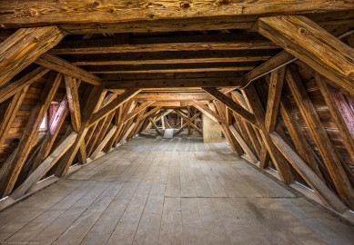 Schloss und Schlossgarten Schwetzingen - Schloss - Mittelbau - Von innen - Dachstuhl - Südseite - Von Osten - Blick vom Südturm nach Westen in den Dachstuhl (Mittelbau: Länge Westseite ca. 45 Meter, Breite Süd-/Nordseite ca. 38 Meter; Wiederaufbau / Erweiterung: 1698-1717; Architekten: Johann Adam Breunig, Simon Sarto) (aufgenommen im Dezember 2023, uam Nachmittag) Schloss und Schlossgarten Schwetzingen - Schloss - Mittelbau - Von innen - Dachstuhl - Südseite - Von Osten - Blick vom Südturm nach Westen in den Dachstuhl (Mittelbau: Länge Westseite ca. 45 Meter, Breite Süd-/Nordseite ca. 38 Meter; Wiederaufbau / Erweiterung: 1698-1717; Architekten: Johann Adam Breunig, Simon Sarto) (aufgenommen im Dezember 2023, uam Nachmittag)