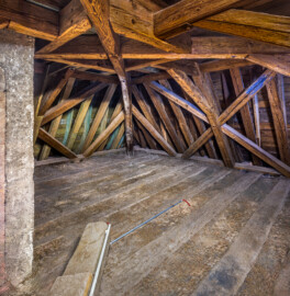 Schloss und Schlossgarten Schwetzingen - Schloss - Mittelbau - Von innen - Dachstuhl - Südseite - Südwestlicher Eckpavillon - Von Nordost - Blick nach Südwest in den Dachstuhl des südwestlichen Eckpavillons; ganz links das Treppenhaus zum Erdgeschoss (Mittelbau: Länge Westseite ca. 45 Meter, Breite Süd-/Nordseite ca. 38 Meter; Wiederaufbau / Erweiterung: 1698-1717; Architekten: Johann Adam Breunig, Simon Sarto) (aufgenommen im Dezember 2023, am Nachmittag) Schloss und Schlossgarten Schwetzingen - Schloss - Mittelbau - Von innen - Dachstuhl - Südseite - Südwestlicher Eckpavillon - Von Nordost - Blick nach Südwest in den Dachstuhl des südwestlichen Eckpavillons; ganz links das Treppenhaus zum Erdgeschoss (Mittelbau: Länge Westseite ca. 45 Meter, Breite Süd-/Nordseite ca. 38 Meter; Wiederaufbau / Erweiterung: 1698-1717; Architekten: Johann Adam Breunig, Simon Sarto) (aufgenommen im Dezember 2023, am Nachmittag)