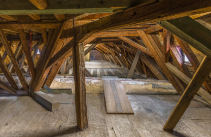Schloss und Schlossgarten Schwetzingen - Schloss - Mittelbau - Von innen - Dachstuhl - Südseite - Von Westen - Blick vom südwestlichen Eckpavillon nach Osten in den Dachstuhl; hinter der rechten Mauer (mit den grob behauenen Steinen) befindet sich die Uhrenstube des Südturms (Mittelbau: Länge Westseite ca. 45 Meter, Breite Süd-/Nordseite ca. 38 Meter; Wiederaufbau / Erweiterung: 1698-1717; Architekten: Johann Adam Breunig, Simon Sarto) (aufgenommen im Dezember 2023, um die Mittagszeit) Schloss und Schlossgarten Schwetzingen - Schloss - Mittelbau - Von innen - Dachstuhl - Südseite - Von Westen - Blick vom südwestlichen Eckpavillon nach Osten in den Dachstuhl; hinter der rechten Mauer (mit den grob behauenen Steinen) befindet sich die Uhrenstube des Südturms (Mittelbau: Länge Westseite ca. 45 Meter, Breite Süd-/Nordseite ca. 38 Meter; Wiederaufbau / Erweiterung: 1698-1717; Architekten: Johann Adam Breunig, Simon Sarto) (aufgenommen im Dezember 2023, um die Mittagszeit)