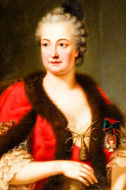 Schloss und Schlossgarten Schwetzingen - Schloss - Mittelbau - Von innen - 1. Obergeschoss - Appartment des Kurfürsten - Erstes Vorzimmer - Westwand, rechts der Tür zum zweiten Vorzimmer - Ausschnitt aus dem Porträt von Elisabeth Auguste von Pfalz-Sulzbach (1721-1794), erste Ehefrau von Kurfürst Carl Theodor (1724-1799, reg. 1742-1799); an der linken Brust zwei Orden, im Vordergrund der von ihr selbst 1766 gestiftete Elisabeth-Orden an Damenschleife, im Hintergrund der ihr von der Zarin verliehene Katharinen-Orden; Handgelenke geschmückt mit vierreihigen Perlenbändern; Mantel à la reine zusammengehalten durch vergoldete Kordel (Maler: Heinrich Carl Brandt (1724-1787); Datierung: um 1767) (aufgenommen im Dezember 2023, am späten Vormittag) Schloss und Schlossgarten Schwetzingen - Schloss - Mittelbau - Von innen - 1. Obergeschoss - Appartment des Kurfürsten - Erstes Vorzimmer - Westwand, rechts der Tür zum zweiten Vorzimmer - Ausschnitt aus dem Porträt von Elisabeth Auguste von Pfalz-Sulzbach (1721-1794), erste Ehefrau von Kurfürst Carl Theodor (1724-1799, reg. 1742-1799); an der linken Brust zwei Orden, im Vordergrund der von ihr selbst 1766 gestiftete Elisabeth-Orden an Damenschleife, im Hintergrund der ihr von der Zarin verliehene Katharinen-Orden; Handgelenke geschmückt mit vierreihigen Perlenbändern; Mantel à la reine zusammengehalten durch vergoldete Kordel (Maler: Heinrich Carl Brandt (1724-1787); Datierung: um 1767) (aufgenommen im Dezember 2023, am späten Vormittag)