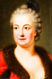 Schloss und Schlossgarten Schwetzingen - Schloss - Mittelbau - Von innen - 1. Obergeschoss - Appartment des Kurfürsten - Erstes Vorzimmer - Westwand, rechts der Tür zum zweiten Vorzimmer - Ausschnitt aus dem Porträt von Elisabeth Auguste von Pfalz-Sulzbach (1721-1794), erste Ehefrau von Kurfürst Carl Theodor (1724-1799, reg. 1742-1799) (Maler: Heinrich Carl Brandt (1724-1787); Datierung: um 1767) (aufgenommen im Dezember 2023, um die Mittagszeit) Schloss und Schlossgarten Schwetzingen - Schloss - Mittelbau - Von innen - 1. Obergeschoss - Appartment des Kurfürsten - Erstes Vorzimmer - Westwand, rechts der Tür zum zweiten Vorzimmer - Ausschnitt aus dem Porträt von Elisabeth Auguste von Pfalz-Sulzbach (1721-1794), erste Ehefrau von Kurfürst Carl Theodor (1724-1799, reg. 1742-1799) (Maler: Heinrich Carl Brandt (1724-1787); Datierung: um 1767) (aufgenommen im Dezember 2023, um die Mittagszeit)