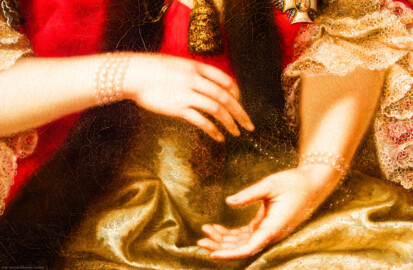 Schloss und Schlossgarten Schwetzingen - Schloss - Mittelbau - Von innen - 1. Obergeschoss - Appartment des Kurfürsten - Erstes Vorzimmer - Westwand, rechts der Tür zum zweiten Vorzimmer - Ausschnitt aus dem Porträt von Elisabeth Auguste von Pfalz-Sulzbach (1721-1794), erste Ehefrau von Kurfürst Carl Theodor (1724-1799, reg. 1742-1799); Handgelenke geschmückt mit vierreihigen Perlenbändern (Maler: Heinrich Carl Brandt (1724-1787); Datierung: um 1767) (aufgenommen im Dezember 2023, um die Mittagszeit) Schloss und Schlossgarten Schwetzingen - Schloss - Mittelbau - Von innen - 1. Obergeschoss - Appartment des Kurfürsten - Erstes Vorzimmer - Westwand, rechts der Tür zum zweiten Vorzimmer - Ausschnitt aus dem Porträt von Elisabeth Auguste von Pfalz-Sulzbach (1721-1794), erste Ehefrau von Kurfürst Carl Theodor (1724-1799, reg. 1742-1799); Handgelenke geschmückt mit vierreihigen Perlenbändern (Maler: Heinrich Carl Brandt (1724-1787); Datierung: um 1767) (aufgenommen im Dezember 2023, um die Mittagszeit)