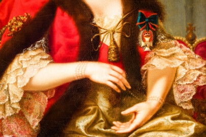 Schloss und Schlossgarten Schwetzingen - Schloss - Mittelbau - Von innen - 1. Obergeschoss - Appartment des Kurfürsten - Erstes Vorzimmer - Westwand, rechts der Tür zum zweiten Vorzimmer - Ausschnitt aus dem Porträt von Elisabeth Auguste von Pfalz-Sulzbach (1721-1794), erste Ehefrau von Kurfürst Carl Theodor (1724-1799, reg. 1742-1799); an der linken Brust zwei Orden, im Vordergrund der von ihr selbst 1766 gestiftete Elisabeth-Orden an Damenschleife, im Hintergrund der ihr von der Zarin verliehene Katharinen-Orden; ganz rechts der Kurfürstenhut; Handgelenke geschmückt mit vierreihigen Perlenbändern; Mantel à la reine zusammengehalten durch vergoldete Kordel (Maler: Heinrich Carl Brandt (1724-1787); Datierung: um 1767) (aufgenommen im Dezember 2023, um die Mittagszeit) Schloss und Schlossgarten Schwetzingen - Schloss - Mittelbau - Von innen - 1. Obergeschoss - Appartment des Kurfürsten - Erstes Vorzimmer - Westwand, rechts der Tür zum zweiten Vorzimmer - Ausschnitt aus dem Porträt von Elisabeth Auguste von Pfalz-Sulzbach (1721-1794), erste Ehefrau von Kurfürst Carl Theodor (1724-1799, reg. 1742-1799); an der linken Brust zwei Orden, im Vordergrund der von ihr selbst 1766 gestiftete Elisabeth-Orden an Damenschleife, im Hintergrund der ihr von der Zarin verliehene Katharinen-Orden; ganz rechts der Kurfürstenhut; Handgelenke geschmückt mit vierreihigen Perlenbändern; Mantel à la reine zusammengehalten durch vergoldete Kordel (Maler: Heinrich Carl Brandt (1724-1787); Datierung: um 1767) (aufgenommen im Dezember 2023, um die Mittagszeit)