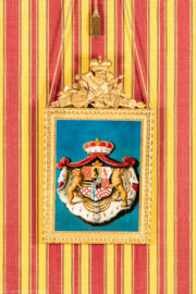Schloss und Schlossgarten Schwetzingen - Schloss - Mittelbau - Von innen - 1. Obergeschoss - Appartment des Kurfürsten - Konferenzzimmer - Südwand, Mitte - Blick auf  das Gemälde: Staatswappen bzw. Allianzwappen von Carl Theodor (1724-1799, reg. 1742-1799); erstellt nach 1778, nach der Regierungsübernahme in Bayern; im Zentrum: goldener Reichsapfel in rotem Schild steht für das Erztruchsessenamt, eines der vier Erzämter des Heiligen Römischen Reichs Deutscher Nation; das innere Wappen (um den Reichsapfel herum) ist viergeteilt: oben links und unten rechts der Pfälzer Löwe für die Kurpfalz, oben rechts und unten links die bayerischen Rauten für Kurbayern; das äußerste Schild ist in neun Felder geteilt, sie repräsentieren die niederrheinischen Territorien: oben links das Wappen des Herzogtums Kleve, oben Mitte das Wappen des Herzogtums Jülich, oben rechts das Wappen des Herzogtums Berg, mittig links das Anspruchswappen der Grafschaft Moers, mittig rechts das Wappen des Marquisats Bergen op Zoom, unten links das Anspruchwappen der Grafschaft Mark, rechts davon das Wappen der Grafschaft Veldenz, rechts davon das Wappen der Grafschaft Sponheim, rechts davon das Anspruchswappen der Grafschaft Ravensberg; das äußere Wappen wird von zwei goldenen Löwen gehalten; unter dem äußeren Schild vier Ordensketten: oben das Goldene Vlies, darunter der Hubertusorden, darunter der St. Georgs-Orden und ganz unten der Orden vom Pfälzer Löwen (Maler und Datierung: unbekannt) (aufgenommen im Januar 2024, am frühen Nachmittag)