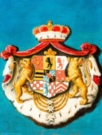 Schloss und Schlossgarten Schwetzingen - Schloss - Mittelbau - Von innen - 1. Obergeschoss - Appartment des Kurfürsten - Konferenzzimmer - Südwand, Mitte - Gemälde: Staatswappen bzw. Allianzwappen von Carl Theodor (1724-1799, reg. 1742-1799); erstellt nach 1778, nach der Regierungsübernahme in Bayern; im Zentrum: goldener Reichsapfel in rotem Schild steht für das Erztruchsessenamt, eines der vier Erzämter des Heiligen Römischen Reichs Deutscher Nation; das innere Wappen (um den Reichsapfel herum) ist viergeteilt: oben links und unten rechts der Pfälzer Löwe für die Kurpfalz, oben rechts und unten links die bayerischen Rauten für Kurbayern; das äußerste Schild ist in neun Felder geteilt, sie repräsentieren die niederrheinischen Territorien: oben links das Wappen des Herzogtums Kleve, oben Mitte das Wappen des Herzogtums Jülich, oben rechts das Wappen des Herzogtums Berg, mittig links das Anspruchswappen der Grafschaft Moers, mittig rechts das Wappen des Marquisats Bergen op Zoom, unten links das Anspruchwappen der Grafschaft Mark, rechts davon das Wappen der Grafschaft Veldenz, rechts davon das Wappen der Grafschaft Sponheim, rechts davon das Anspruchswappen der Grafschaft Ravensberg; das äußere Wappen wird von zwei goldenen Löwen gehalten; unter dem äußeren Schild vier Ordensketten: oben das Goldene Vlies, darunter der Hubertusorden, darunter der St. Georgs-Orden und ganz unten der Orden vom Pfälzer Löwen (Maler und Datierung: unbekannt) (aufgenommen im Januar 2024, am späten Nachmittag)