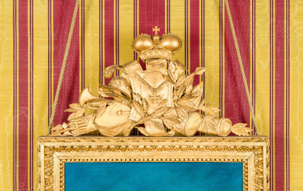 Schloss und Schlossgarten Schwetzingen - Schloss - Mittelbau - Von innen - 1. Obergeschoss - Appartment des Kurfürsten - Konferenzzimmer - Südwand, Mitte - Blick auf die Bekrönug des Rahmens des Gemäldes: Staatswappen bzw. Allianzwappen von Carl Theodor (1724-1799, reg. 1742-1799); erstellt nach 1778, nach der Regierungsübernahme in Bayern (Maler und Datierung: unbekannt) (aufgenommen im Januar 2024, am Nachmittag) Schloss und Schlossgarten Schwetzingen - Schloss - Mittelbau - Von innen - 1. Obergeschoss - Appartment des Kurfürsten - Konferenzzimmer - Südwand, Mitte - Blick auf die Bekrönug des Rahmens des Gemäldes: Staatswappen bzw. Allianzwappen von Carl Theodor (1724-1799, reg. 1742-1799); erstellt nach 1778, nach der Regierungsübernahme in Bayern (Maler und Datierung: unbekannt) (aufgenommen im Januar 2024, am Nachmittag)