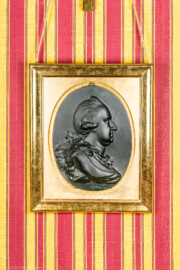 Schloss und Schlossgarten Schwetzingen - Schloss - Mittelbau - Von innen - 1. Obergeschoss - Appartment des Kurfürsten - Konferenzzimmer - Südwand, rechts der Mitte - Portrait-Relief von Kurfürst Carl Theodor (1724-1799, reg. 1742-1799) (Bildhauer: Franz Conrad Linck (1730-1793), Datierung: 1777; Material: Gips, schwarz gefärbt) (aufgenommen im Januar 2024, am  Nachmittag)