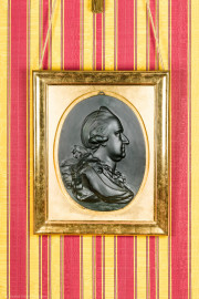 Schloss und Schlossgarten Schwetzingen - Schloss - Mittelbau - Von innen - 1. Obergeschoss - Appartment des Kurfürsten - Konferenzzimmer - Südwand, rechts der Mitte - Portrait-Relief von Kurfürst Carl Theodor (1724-1799, reg. 1742-1799) (Bildhauer: Franz Conrad Linck (1730-1793), Datierung: 1777; Material: Gips, schwarz gefärbt) (aufgenommen im Januar 2024, am Nachmittag) Schloss und Schlossgarten Schwetzingen - Schloss - Mittelbau - Von innen - 1. Obergeschoss - Appartment des Kurfürsten - Konferenzzimmer - Südwand, rechts der Mitte - Portrait-Relief von Kurfürst Carl Theodor (1724-1799, reg. 1742-1799) (Bildhauer: Franz Conrad Linck (1730-1793), Datierung: 1777; Material: Gips, schwarz gefärbt) (aufgenommen im Januar 2024, am Nachmittag)