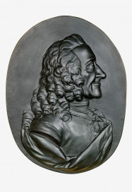 Schloss und Schlossgarten Schwetzingen - Schloss - Mittelbau - Von innen - 1. Obergeschoss - Appartment des Kurfürsten - Konferenzzimmer - Südwand, links der Mitte - Portrait-Relief von Voltaire (1694-1778) (Bildhauer: Franz Conrad Linck (1730-1793), Datierung: 1777; Material: Gips, schwarz gefärbt) (aufgenommen im Januar 2024, am Nachmittag) Schloss und Schlossgarten Schwetzingen - Schloss - Mittelbau - Von innen - 1. Obergeschoss - Appartment des Kurfürsten - Konferenzzimmer - Südwand, links der Mitte - Portrait-Relief von Voltaire (1694-1778) (Bildhauer: Franz Conrad Linck (1730-1793), Datierung: 1777; Material: Gips, schwarz gefärbt) (aufgenommen im Januar 2024, am Nachmittag)