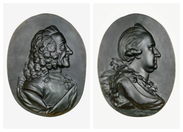 Schloss und Schlossgarten Schwetzingen - Schloss - Mittelbau - Von innen - 1. Obergeschoss - Appartment des Kurfürsten - Konferenzzimmer - Südwand, links und rechts der Mitte - Links Portrait-Relief von Voltaire (1694-1778) sowie rechts von Kurfürst Carl Theodor (1724-1799, reg. 1742-1799) (Bildhauer: Franz Conrad Linck (1730-1793), Datierung: 1777; Material: Gips, schwarz gefärbt) (aufgenommen im Januar 2024, am  Nachmittag)