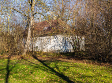 Schloss und Schlossgarten Schwetzingen - Garten - Baumschule am Schwarzen Meerle - Nordwestecke - Von Süden - Blick auf das Gärtnerhaus der Baumschule (Gärtnerhaus: Länge x Breite: ca. 15 x 10 Meter;  Bauzeit: vermutlich nach 1778; Architekt: vermutlich Nicolas de Pigage) (aufgenommen im Januar 2024, am frühen Nachmittag)