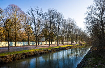 Schloss und Schlossgarten Schwetzingen - Garten - Querachse Schwarzmeer - Von Norden - Blick nach Süden auf die Querachse Schwarzmeer und den daneben verlaufenden Kanal; in der Bildmitte hinter der Umfassungsmauer liegt das Perspektiv sowie die dazugehörende gewölbte Wand (mit der gemalten Landschaft)  (aufgenommen im Januar 2024, am frühen Nachmittag)