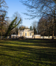 Schloss und Schlossgarten Schwetzingen - Garten - Badhaus - Von aussen - Westseite - Von Westen - Blick von der Rasenfläche westlich des Kanals auf die Westseite des Badhauses (Gesamter Bau: Länge x Breite ca. 18 x 14 Meter, Höhe ca. 10 Meter; Architekt: Nicolas de Pigage (1723-1796); Bauzeit: 1768-1772; Gesamtinstandsetzung innen und außen: 1999-2006) (aufgenommen im Januar 2024, am Nachmittag)