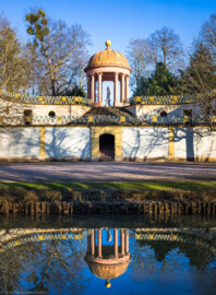 Schloss und Schlossgarten Schwetzingen - Garten - Anlage Apollotempel - Von außen - Von Westen - Blick von der großen Rasenfläche westlich des Kanals auf die Anlage des Apollo-Tempels (Skulptur geschaffen von Peter Anton von Verschaffelt, vor 1773) (Anlage: Länge x Breite: ca. 30 x 20 Meter; Bauzeit: 1762-1777; Architekt: Nicolas de Pigage) (aufgenommen im Januar 2024, am Nachmittag)