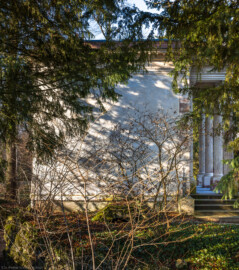 Schloss und Schlossgarten Schwetzingen - Garten - Minervatempel - Von aussen - Südostseite - Von Südost - Blick auf die Südostseite des Minervatempels (Gesamter Bau: Breite ca. 7 Meter, Länge ca. 9 Meter, Innenraum kubisch; Rückseite zweigeschossig mit Kellerraum; Architekt: Nicolas de Pigage (1723-1796); Bauzeit: vermutlich zwischen 1767/68 und 1773) (aufgenommen im Januar 2024, am frühen Nachmittag) Schloss und Schlossgarten Schwetzingen - Garten - Minervatempel - Von aussen - Südostseite - Von Südost - Blick auf die Südostseite des Minervatempels (Gesamter Bau: Breite ca. 7 Meter, Länge ca. 9 Meter, Innenraum kubisch; Rückseite zweigeschossig mit Kellerraum; Architekt: Nicolas de Pigage (1723-1796); Bauzeit: vermutlich zwischen 1767/68 und 1773) (aufgenommen im Januar 2024, am frühen Nachmittag)