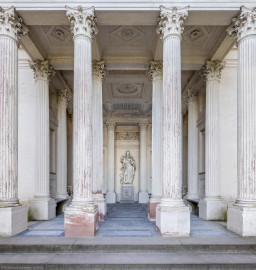 Schloss und Schlossgarten Schwetzingen - Garten - Minervatempel - Von innen - Von Nordost - Blick von der Treppe in den Innenraum des Tempels mit der Statue der Minerva; Minerva dargestellt mit der Eule am Fuß und dem Olivenzweig in der Hand als Gottin der Weisheit und des Friedens; unfertige Skulptur von Gabriel Grupello (1644-1730), 1773 von Peter Anton von Verschaffelt (1710-1793) fertiggestellt (Gesamter Bau: Breite ca. 7 Meter, Länge ca. 9 Meter, Innenraum kubisch; Rückseite zweigeschossig mit Kellerraum; Architekt: Nicolas de Pigage (1723-1796); Bauzeit: vermutlich zwischen 1767/68 und 1773) (aufgenommen im Januar 2024, am Nachmittag) Schloss und Schlossgarten Schwetzingen - Garten - Minervatempel - Von innen - Von Nordost - Blick von der Treppe in den Innenraum des Tempels mit der Statue der Minerva; Minerva dargestellt mit der Eule am Fuß und dem Olivenzweig in der Hand als Gottin der Weisheit und des Friedens; unfertige Skulptur von Gabriel Grupello (1644-1730), 1773 von Peter Anton von Verschaffelt (1710-1793) fertiggestellt (Gesamter Bau: Breite ca. 7 Meter, Länge ca. 9 Meter, Innenraum kubisch; Rückseite zweigeschossig mit Kellerraum; Architekt: Nicolas de Pigage (1723-1796); Bauzeit: vermutlich zwischen 1767/68 und 1773) (aufgenommen im Januar 2024, am Nachmittag)