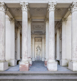 Schloss und Schlossgarten Schwetzingen - Garten - Minervatempel - Von innen - Von Nordost - Blick von der Treppe in den Innenraum des Tempels mit der Statue der Minerva; Minerva dargestellt mit der Eule am Fuß und dem Olivenzweig in der Hand als Gottin der Weisheit und des Friedens; unfertige Skulptur von Gabriel Grupello (1644-1730), 1773 von Peter Anton von Verschaffelt (1710-1793) fertiggestellt (Gesamter Bau: Breite ca. 7 Meter, Länge ca. 9 Meter, Innenraum kubisch; Rückseite zweigeschossig mit Kellerraum; Architekt: Nicolas de Pigage (1723-1796); Bauzeit: vermutlich zwischen 1767/68 und 1773) (aufgenommen im Januar 2024, am Nachmittag)