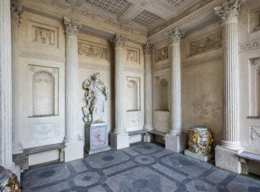 Schloss und Schlossgarten Schwetzingen - Garten - Minervatempel - Von innen - Von Nordost - Blick auf die Rückwand und die rechte Seitenwand des Tempels mit der Statue der Minerva; Minerva dargestellt mit der Eule am Fuß und dem Olivenzweig in der Hand als Gottin der Weisheit und des Friedens; unfertige Skulptur von Gabriel Grupello (1644-1730), 1773 von Peter Anton von Verschaffelt (1710-1793) fertiggestellt (Gesamter Bau: Breite ca. 7 Meter, Länge ca. 9 Meter, Innenraum kubisch; Rückseite zweigeschossig mit Kellerraum; Architekt: Nicolas de Pigage (1723-1796); Bauzeit: vermutlich zwischen 1767/68 und 1773) (aufgenommen im Januar 2024, am Nachmittag)