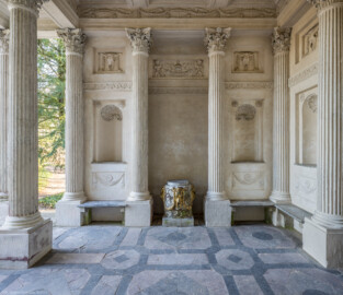 Schloss und Schlossgarten Schwetzingen - Garten - Minervatempel - Von innen - Von Nordwest - Blick auf die linke (südöstliche) Seitenwand des Tempels (Gesamter Bau: Breite ca. 7 Meter, Länge ca. 9 Meter, Innenraum kubisch; Rückseite zweigeschossig mit Kellerraum; Architekt: Nicolas de Pigage (1723-1796); Bauzeit: vermutlich zwischen 1767/68 und 1773) (aufgenommen im Januar 2024, am Nachmittag)