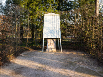 Schloss und Schlossgarten Schwetzingen - Garten - Südliche Angloise - Skulptur der Agrippina - Von Westen - Blick auf die Wintereinhausung der Skulptur der Agrippina (Skulptur gehauen von Andrea Vacca) (aufgenommen im Januar 2024, am Nachmittag) Schloss und Schlossgarten Schwetzingen - Garten - Südliche Angloise - Skulptur der Agrippina - Von Westen - Blick auf die Wintereinhausung der Skulptur der Agrippina (Skulptur gehauen von Andrea Vacca) (aufgenommen im Januar 2024, am Nachmittag)