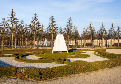 Schloss und Schlossgarten Schwetzingen - Garten - Kreisparterre - Nordöstliches Broderiebeet - Vase zur Verherrlichung der Künste - Von Südwest - Blick auf die Wintereinhausung einer der Vasen zur Verherrlichung der Künste (Vasen gehauen von Francesco Carabelli (1737-1798)) (aufgenommen im Januar 2024, am Nachmittag) Schloss und Schlossgarten Schwetzingen - Garten - Kreisparterre - Nordöstliches Broderiebeet - Vase zur Verherrlichung der Künste - Von Südwest - Blick auf die Wintereinhausung einer der Vasen zur Verherrlichung der Künste (Vasen gehauen von Francesco Carabelli (1737-1798)) (aufgenommen im Januar 2024, am Nachmittag)