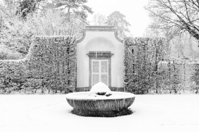 Schloss und Schlossgarten Schwetzingen - Garten - Porzellanhäuschen - Von aussen - Südseite - Blick auf die Südseite des Porzellanhäuschens bei Schneefall; im Vordergrund die  Wasserglocke (der Brunnen) (Gesamter Bau: Länge x Breite ca. 18 x 15 Meter, Höhe ca. 11 Meter; Architekt: Nicolas de Pigage (1723-1796); Bauzeit: 1768-1772; Gesamtinstandsetzung innen und außen: 1999-2006) (aufgenommen im Januar 2024, um die Mittagszeit)