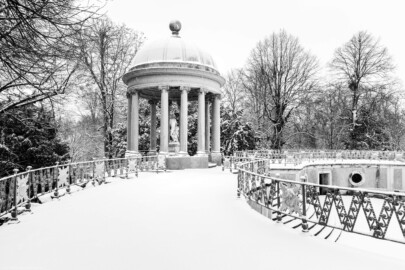 Schloss und Schlossgarten Schwetzingen - Garten - Anlage Apollotempel - Von außen - Von Nordwest - Blick von der nordwestlichen Ecke der oberen Terrasse auf den Tempel des Apolls bei Schneefall (Skulptur geschaffen von Peter Anton von Verschaffelt, vor 1773) (Anlage: Länge x Breite: ca. 30 x 20 Meter; Bauzeit: 1762-1777; Architekt: Nicolas de Pigage) (aufgenommen im Januar 2024, um die Mittagszeit)