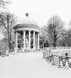 Schloss und Schlossgarten Schwetzingen - Garten - Anlage Apollotempel - Von außen - Von Nordwest - Blick von der nordwestlichen Ecke der oberen Terrasse auf den Tempel des Apolls bei Schneefall (Skulptur geschaffen von Peter Anton von Verschaffelt, vor 1773) (Anlage: Länge x Breite: ca. 30 x 20 Meter; Bauzeit: 1762-1777; Architekt: Nicolas de Pigage) (aufgenommen im Januar 2024, um die Mittagszeit) Schloss und Schlossgarten Schwetzingen - Garten - Anlage Apollotempel - Von außen - Von Nordwest - Blick von der nordwestlichen Ecke der oberen Terrasse auf den Tempel des Apolls bei Schneefall (Skulptur geschaffen von Peter Anton von Verschaffelt, vor 1773) (Anlage: Länge x Breite: ca. 30 x 20 Meter; Bauzeit: 1762-1777; Architekt: Nicolas de Pigage) (aufgenommen im Januar 2024, um die Mittagszeit)