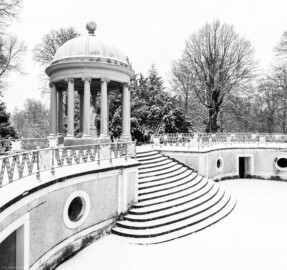 Schloss und Schlossgarten Schwetzingen - Garten - Anlage Apollotempel - Von außen - Von Nordwest - Blick von der nordwestlichen Ecke der oberen Terrasse auf den Tempel des Apolls und die Treppe zur unteren Terrasse bei Schneefall (Skulptur geschaffen von Peter Anton von Verschaffelt, vor 1773) (Anlage: Länge x Breite: ca. 30 x 20 Meter; Bauzeit: 1762-1777; Architekt: Nicolas de Pigage) (aufgenommen im Januar 2024, um die Mittagszeit)