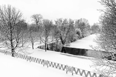 Schloss und Schlossgarten Schwetzingen - Garten - Kanal westlich des Apollotempels - Von Nordost - Blick von der oberen Terrasse der Apollotempelanlage nach Südwesten auf den Kanal bei Schneefall; im Vordergrund ein Teilstück des schmiedeeisernen Geländers der unteren Terrasse, mit Sonnengesichtern und Zickzackband; dahinter ein Teilstück der Querarchse zum Schwarzen Meerle (aufgenommen im Januar 2024, um die Mittagszeit) Schloss und Schlossgarten Schwetzingen - Garten - Kanal westlich des Apollotempels - Von Nordost - Blick von der oberen Terrasse der Apollotempelanlage nach Südwesten auf den Kanal bei Schneefall; im Vordergrund ein Teilstück des schmiedeeisernen Geländers der unteren Terrasse, mit Sonnengesichtern und Zickzackband; dahinter ein Teilstück der Querarchse zum Schwarzen Meerle (aufgenommen im Januar 2024, um die Mittagszeit)