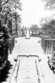 Schloss und Schlossgarten Schwetzingen - Garten - Naturtheater - Von Westen - Blick vom erhöhten Tempel des Apoll nach Osten und nach unten auf das Naturtheater bei Schneefall; vorne unten die Kaskaden mit den beidseitigen Treppen, dahinter die Bühne mit durch Hecken angedeutete Proszenien, darunter der tiefer gelegene Zuschauerraum, zugänglich mittels dreier Treppen (geschmückt mit Sphingen, verdeckt durch Wintereinhausungen (aufgenommen im Januar 2024, um die Mittagszeit) Schloss und Schlossgarten Schwetzingen - Garten - Naturtheater - Von Westen - Blick vom erhöhten Tempel des Apoll nach Osten und nach unten auf das Naturtheater bei Schneefall; vorne unten die Kaskaden mit den beidseitigen Treppen, dahinter die Bühne mit durch Hecken angedeutete Proszenien, darunter der tiefer gelegene Zuschauerraum, zugänglich mittels dreier Treppen (geschmückt mit Sphingen, verdeckt durch Wintereinhausungen (aufgenommen im Januar 2024, um die Mittagszeit)