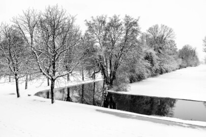 Schloss und Schlossgarten Schwetzingen - Garten - Kanal westlich des Apollotempels - Von Nordost - Blick von der Terrasse der Apollotempelanlage nach Südwesten auf den Kanal bei Schneefall (aufgenommen im Januar 2024, um die Mittagszeit)