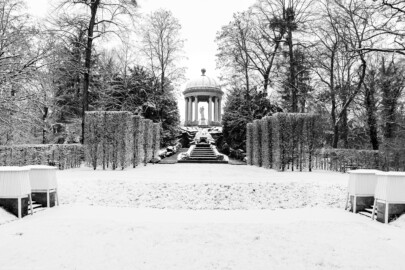 Schloss und Schlossgarten Schwetzingen - Garten - Naturtheater - Von Osten - Blick vom östlichen Eingang zum Naturtheater auf die Anlage bei Schneefall; oben der Tempel des Apoll, darunter der Najadenbrunnen und die Kaskaden mit beidseitigen Treppen, davor die leicht erhöhte Bühne mit durch Hecken angedeutete Proszenien, vorne links und rechts Treppen (geschmückt mit Sphingen, verdeckt durch Wintereinhausungen) zum etwas tiefer gelegenen Zuschauerraum (aufgenommen im Januar 2024, am frühen Nachmittag) Schloss und Schlossgarten Schwetzingen - Garten - Naturtheater - Von Osten - Blick vom östlichen Eingang zum Naturtheater auf die Anlage bei Schneefall; oben der Tempel des Apoll, darunter der Najadenbrunnen und die Kaskaden mit beidseitigen Treppen, davor die leicht erhöhte Bühne mit durch Hecken angedeutete Proszenien, vorne links und rechts Treppen (geschmückt mit Sphingen, verdeckt durch Wintereinhausungen) zum etwas tiefer gelegenen Zuschauerraum (aufgenommen im Januar 2024, am frühen Nachmittag)