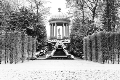 Schloss und Schlossgarten Schwetzingen - Garten - Anlage Apollotempel - Von außen - Von Osten - Blick vom Parkett des Naturtheaters auf die Anlage des Apollotempels mit dem Najadenbrunnen und den Kaskaden bei Schneefall (Skulptur geschaffen von Peter Anton von Verschaffelt, vor 1773) (Anlage: Länge x Breite: ca. 30 x 20 Meter; Bauzeit: 1762-1777; Architekt: Nicolas de Pigage) (aufgenommen im Januar 2024, am frühen Nachmittag)