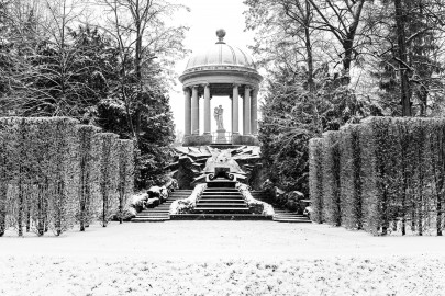 Schloss und Schlossgarten Schwetzingen - Garten - Anlage Apollotempel - Von außen - Von Osten - Blick vom Parkett des Naturtheaters auf die Anlage des Apollotempels mit dem Najadenbrunnen und den Kaskaden bei Schneefall (Skulptur geschaffen von Peter Anton von Verschaffelt, vor 1773) (Anlage: Länge x Breite: ca. 30 x 20 Meter; Bauzeit: 1762-1777; Architekt: Nicolas de Pigage) (aufgenommen im Januar 2024, am frühen Nachmittag) Schloss und Schlossgarten Schwetzingen - Garten - Anlage Apollotempel - Von außen - Von Osten - Blick vom Parkett des Naturtheaters auf die Anlage des Apollotempels mit dem Najadenbrunnen und den Kaskaden bei Schneefall (Skulptur geschaffen von Peter Anton von Verschaffelt, vor 1773) (Anlage: Länge x Breite: ca. 30 x 20 Meter; Bauzeit: 1762-1777; Architekt: Nicolas de Pigage) (aufgenommen im Januar 2024, am frühen Nachmittag)