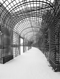 Schloss und Schlossgarten Schwetzingen - Garten - Kreisparterre - Südlicher Laubengang - Von Nordwest - Blick nach Südost in den südlichen Laubengang bei Schneefall (aufgenommen im Januar 2024, am frühen Nachmittag)