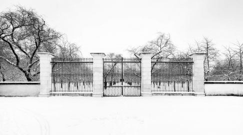 Schloss und Schlossgarten Schwetzingen - Garten - Obstgarten - Westliches Tor - Von Westen - Blick vom östlichen Eingang zum Türkischen Garten auf das westliche Tor des Obstgartens bei Schneefall (aufgenommen im Januar 2024, am frühen Nachmittag) Schloss und Schlossgarten Schwetzingen - Garten - Obstgarten - Westliches Tor - Von Westen - Blick vom östlichen Eingang zum Türkischen Garten auf das westliche Tor des Obstgartens bei Schneefall (aufgenommen im Januar 2024, am frühen Nachmittag)