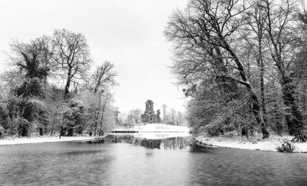 Schloss und Schlossgarten Schwetzingen - Garten - Merkurtempel - Von außen - Von Osten - Blick über den Moscheeweiher nach Westen auf den als Ruine gebauten Merkurtempel im Schneefall (Architekt: Nicolas de Pigage (1723-1796); Bauzeit: 1784-1792, Restaurierung: 2008–2013; Abmessungen: Grundfläche des Sechsecks Länge x Breite ca. 14 x 12 Meter, Länge konkave Portalseiten ca. 10 Meter, Tiefe Kabinettseiten ca. 3,5 Meter, Durchmesser Tambour ca. 6,5 Meter, Höhe ca. 25 Meter, 4 Geschosse) (aufgenommen im Januar 2024, am frühen Nachmittag) Schloss und Schlossgarten Schwetzingen - Garten - Merkurtempel - Von außen - Von Osten - Blick über den Moscheeweiher nach Westen auf den als Ruine gebauten Merkurtempel im Schneefall (Architekt: Nicolas de Pigage (1723-1796); Bauzeit: 1784-1792, Restaurierung: 2008–2013; Abmessungen: Grundfläche des Sechsecks Länge x Breite ca. 14 x 12 Meter, Länge konkave Portalseiten ca. 10 Meter, Tiefe Kabinettseiten ca. 3,5 Meter, Durchmesser Tambour ca. 6,5 Meter, Höhe ca. 25 Meter, 4 Geschosse) (aufgenommen im Januar 2024, am frühen Nachmittag)