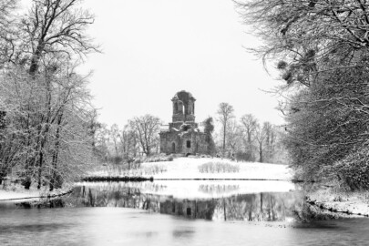 Schloss und Schlossgarten Schwetzingen - Garten - Merkurtempel - Von außen - Von Osten - Blick über den Moscheeweiher nach Westen auf den als Ruine gebauten Merkurtempel im Schneefall (Architekt: Nicolas de Pigage (1723-1796); Bauzeit: 1784-1792, Restaurierung: 2008–2013; Abmessungen: Grundfläche des Sechsecks Länge x Breite ca. 14 x 12 Meter, Länge konkave Portalseiten ca. 10 Meter, Tiefe Kabinettseiten ca. 3,5 Meter, Durchmesser Tambour ca. 6,5 Meter, Höhe ca. 25 Meter, 4 Geschosse) (aufgenommen im Januar 2024, am frühen Nachmittag)