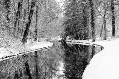 Schloss und Schlossgarten Schwetzingen - Garten - Moscheeweiher - Zwischen den beiden Brücken zur Insel - Von Osten - Blick vom Weg von der Moschee zum Großen Weiher auf den kanalähnlichen Teil des Moscheeweihers bei Schneefall; links die Insel des Moscheeweihers (aufgenommen im Januar 2024, am frühen Nachmittag) Schloss und Schlossgarten Schwetzingen - Garten - Moscheeweiher - Zwischen den beiden Brücken zur Insel - Von Osten - Blick vom Weg von der Moschee zum Großen Weiher auf den kanalähnlichen Teil des Moscheeweihers bei Schneefall; links die Insel des Moscheeweihers (aufgenommen im Januar 2024, am frühen Nachmittag)