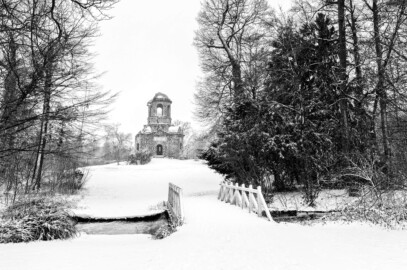 Schloss und Schlossgarten Schwetzingen - Garten - Merkurtempel - Von außen - Von Norden - Blick nach Süden auf den als Ruine gebauten Merkurtempel im Schneefall (Architekt: Nicolas de Pigage (1723-1796); Bauzeit: 1784-1792, Restaurierung: 2008–2013; Abmessungen: Grundfläche des Sechsecks Länge x Breite ca. 14 x 12 Meter, Länge konkave Portalseiten ca. 10 Meter, Tiefe Kabinettseiten ca. 3,5 Meter, Durchmesser Tambour ca. 6,5 Meter, Höhe ca. 25 Meter, 4 Geschosse) (aufgenommen im Januar 2024, am frühen Nachmittag) Schloss und Schlossgarten Schwetzingen - Garten - Merkurtempel - Von außen - Von Norden - Blick nach Süden auf den als Ruine gebauten Merkurtempel im Schneefall (Architekt: Nicolas de Pigage (1723-1796); Bauzeit: 1784-1792, Restaurierung: 2008–2013; Abmessungen: Grundfläche des Sechsecks Länge x Breite ca. 14 x 12 Meter, Länge konkave Portalseiten ca. 10 Meter, Tiefe Kabinettseiten ca. 3,5 Meter, Durchmesser Tambour ca. 6,5 Meter, Höhe ca. 25 Meter, 4 Geschosse) (aufgenommen im Januar 2024, am frühen Nachmittag)