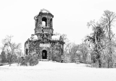 Schloss und Schlossgarten Schwetzingen - Garten - Merkurtempel - Von außen - Von Norden - Blick nach Süden auf den als Ruine gebauten Merkurtempel im Schneefall (Architekt: Nicolas de Pigage (1723-1796); Bauzeit: 1784-1792, Restaurierung: 2008–2013; Abmessungen: Grundfläche des Sechsecks Länge x Breite ca. 14 x 12 Meter, Länge konkave Portalseiten ca. 10 Meter, Tiefe Kabinettseiten ca. 3,5 Meter, Durchmesser Tambour ca. 6,5 Meter, Höhe ca. 25 Meter, 4 Geschosse) (aufgenommen im Januar 2024, am frühen Nachmittag) Schloss und Schlossgarten Schwetzingen - Garten - Merkurtempel - Von außen - Von Norden - Blick nach Süden auf den als Ruine gebauten Merkurtempel im Schneefall (Architekt: Nicolas de Pigage (1723-1796); Bauzeit: 1784-1792, Restaurierung: 2008–2013; Abmessungen: Grundfläche des Sechsecks Länge x Breite ca. 14 x 12 Meter, Länge konkave Portalseiten ca. 10 Meter, Tiefe Kabinettseiten ca. 3,5 Meter, Durchmesser Tambour ca. 6,5 Meter, Höhe ca. 25 Meter, 4 Geschosse) (aufgenommen im Januar 2024, am frühen Nachmittag)
