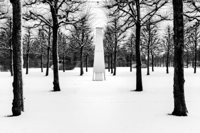 Schloss und Schlossgarten Schwetzingen - Garten - Kreisparterre, südwestliches Rasenfeld - Südwestlicher Obelisk - Von Osten - Blick auf die Wintereinhausung des Obelisken (aufgenommen im Januar 2024, am Nachmittag)