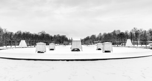 Schloss und Schlossgarten Schwetzingen - Garten - Kreisparterre - Arionbrunnen - Von Osten - Blick nach Westen auf den Brunnen mit den Wintereinhausungen für die Skulpturen bei Schnee (aufgenommen im Januar 2024, am Nachmittag)