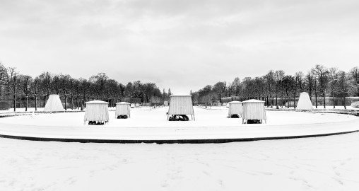 Schloss und Schlossgarten Schwetzingen - Garten - Kreisparterre - Arionbrunnen - Von Osten - Blick nach Westen auf den Brunnen mit den Wintereinhausungen für die Skulpturen bei Schnee (aufgenommen im Januar 2024, am Nachmittag) Schloss und Schlossgarten Schwetzingen - Garten - Kreisparterre - Arionbrunnen - Von Osten - Blick nach Westen auf den Brunnen mit den Wintereinhausungen für die Skulpturen bei Schnee (aufgenommen im Januar 2024, am Nachmittag)