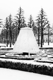 Schloss und Schlossgarten Schwetzingen - Garten - Kreisparterre - Nordöstliches Broderiebeet - Vase zur Verherrlichung der Künste - Von Südwest - Blick auf die Wintereinhausung einer der Vasen zur Verherrlichung der Künste bei Schnee (Vasen gehauen von Francesco Carabelli (1737-1798)) (aufgenommen im Januar 2024, am Nachmittag)